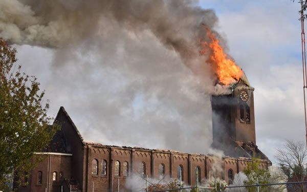 图：荷兰霍赫玛德教堂火灾