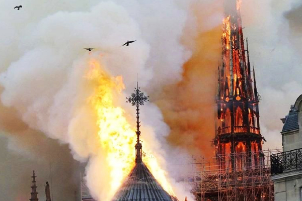 图：巴黎圣母院失火